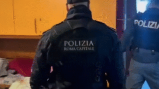 Roma, blitz in via Tofani: arrestato un ricercato e smantellati allacci abusivi (VIDEO)