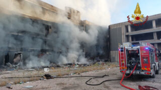 Roma, spaventoso incendio a Tor Sapienza: a fuoco edificio occupato abusivamente (FOTO)