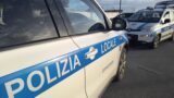 Anzio, ubriaco sorpassa l’incidente: ne provoca un altro, poi picchia gli agenti