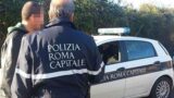 Roma, ubriaco provoca incidente, picchia due vigili e cerca di scappare con l’auto di servizio