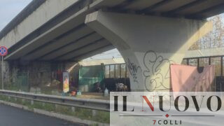 Roma, Salaria e Tangenziale: accampamenti abusivi, giacigli di fortuna e roghi (FOTO)