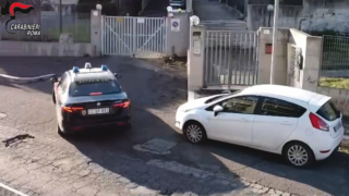 Nettuno, dal ballatoio alla casa fortino accanto alla scuola: smantellata base di spaccio (VIDEO)