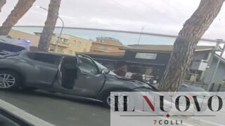 Roma, doppio grave incidente sulla Nomentana: 2 feriti, auto finisce contro un albero (FOTO)