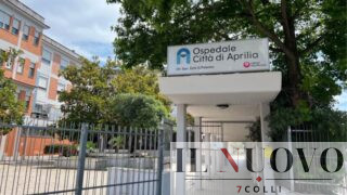 Aprilia, “Mi avete fatto aspettare troppo”: e distrugge l’ingresso del pronto soccorso