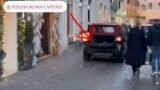 Roma, cofano alzato per coprire la targala targa della Smart per superare la ZTL: il piano assurdo fallisce subito
