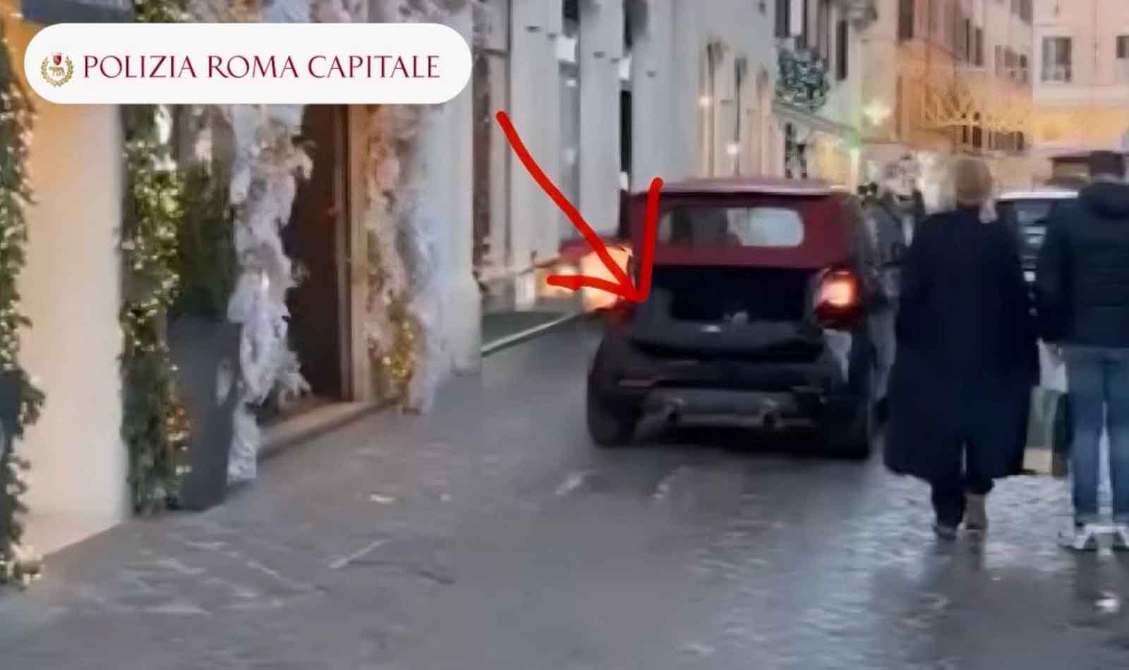 Roma, ZTL cofano aperto targa Smart