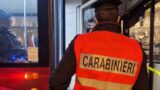 Roma, attimi di caos sull’autobus 85: maresciallo donna fuori servizio ferma una rapina impropria