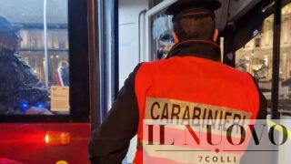 Roma, attimi di caos sull’autobus 85: maresciallo donna fuori servizio ferma una rapina impropria