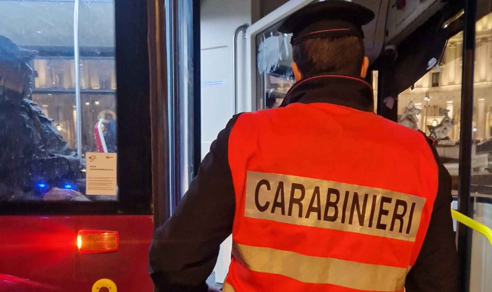 Roma, carabinieri in azione su autobus