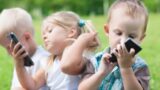 “Nuoce gravemente alla salute”: un avviso sugli smartphone per tutelare bimbi e adolescenti. La diffida al ministero parte da Roma