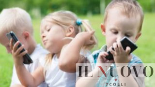 “Nuoce gravemente alla salute”: un avviso sugli smartphone per tutelare bimbi e adolescenti. La diffida al ministero parte da Roma
