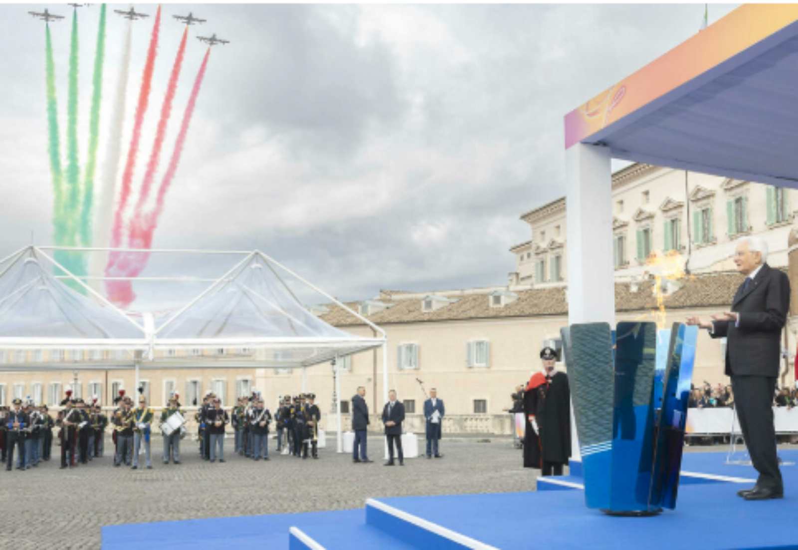 Roma, frecce tricolori per la Fiamma Olimpica