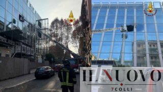 Roma, incendio in Viale Regina Margherita: palazzo in fiamme, Vigili del Fuoco al lavoro