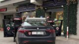 Terrore in gioielleria a due passi da Roma, armi in mano, clienti legati e arresto-lampo: cos’è successo