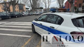 Roma, mercato del Quarticciolo, ruba un monopattino e si scaglia contro i vigili: arrestato 38enne