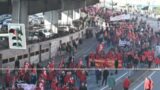 Sciopero a Roma: Termini nel caos, Metromare chiusa… ma Atac “tiene”.  Il corteo arriva alla Torre dei Conti