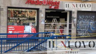 Roma, auto ariete contro un negozio sulla Tuscolana: malviventi in fuga