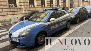 Roma, sciarpa giallorossa sul volto e pistola in mano rapina sala scommesse: denunciato 36enne