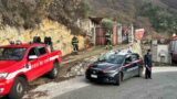 Litigano con i vicini, appiccano un incendio e li minacciano di morte armati di mazze e piccone: arrestati mamma e figli
