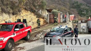 Litigano con i vicini, appiccano un incendio e li minacciano di morte armati di mazze e piccone: arrestati mamma e figli