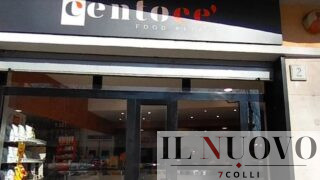 Roma, ladri si travestono da operai e bucano la serranda del bistrot davanti ai passanti: fuga ‘spettacolare’ con i fumogeni