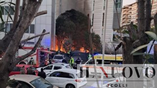 Grosso incendio a ridosso della facoltà di Scienze Politiche all’Università Roma Tre: fiamme alte e fumo