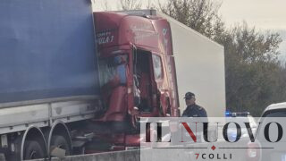 Pontina, scontro tra 4 tir: oltre 10 chilometri di fila e strada chiusa. Ore per arrivare a Roma