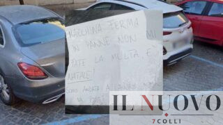 Roma, il cartello sull’auto parcheggiata diventa virale: “Non mi fate la multa, è Natale”
