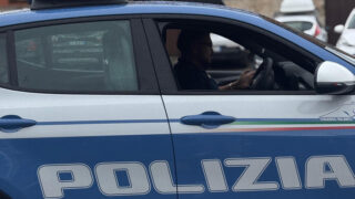 Befana di paura a Roma Termini, picchia la compagna in mensa poveri e scappa: 33enne arrestato a San Lorenzo