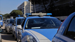 Roma, “Aiuto, hanno chiuso la mia compagna nel bagagliaio”, ma dentro c’erano droga e targhe rubate: arrestato