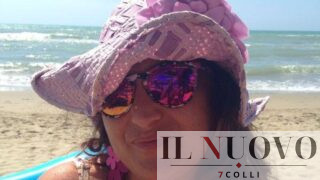 Pomezia, maestra 45enne muore dopo il vaccino AstraZeneca: inizia il processo contro la multinazionale. “Era in ottima salute, senza patologie pregresse”