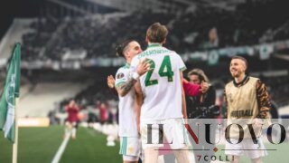 Panathinaikos-Roma 1 a 1, giallorossi in 10 per 75 minuti, ma non crollano: il pareggio vale gli ottavi