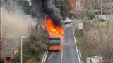 Paura ai Castelli Romani, bus scolastico in fiamme mentre trasporta gli studenti: strada chiusa tra Ariccia e Genzano (VIDEO)
