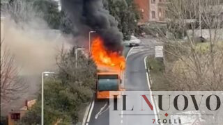 Paura ai Castelli Romani, bus scolastico in fiamme mentre trasporta gli studenti: strada chiusa tra Ariccia e Genzano (VIDEO)
