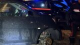 Roma, smonta tutte e 4 le ruote da una Smart: beccato con la refurtiva nel bagagliaio