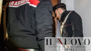 Roma, tenta di sfondare la porta della vicina con un coltello: arrestato stalker condominiale