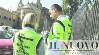 Roma, strisce blu e multe, ausiliari Atac trasformati in ‘sceriffi spara-multe’. “Romani come bancomat”