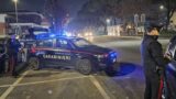 Roma, scappa all’alt poi abbandona la Panda e fugge a piedi, in auto tre radio trasmittenti: caccia al fuggitivo