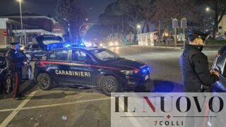Roma, scappa all’alt poi abbandona la Panda e fugge a piedi, in auto tre radio trasmittenti: caccia al fuggitivo