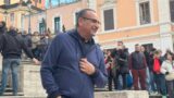 Carlo Conti a Piazza di Spagna per girare lo spot di Sanremo 2026: Roma esplode in coro: “Con te… partirò”