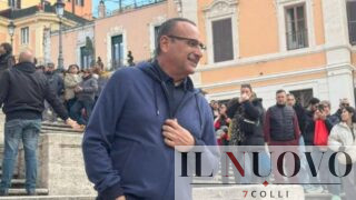 Carlo Conti a Piazza di Spagna per girare lo spot di Sanremo 2026: Roma esplode in coro: “Con te… partirò”