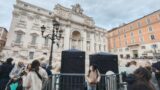 Roma, Fontana di Trevi a pagamento, arrivano le ‘postazioni ticket’ e l’ironia social impazza: cosa cambia dal 1° febbraio