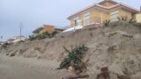 Torvaianica, il mare si prende la spiaggia: l’erosione avanza e ora le case sono a rischio (FOTO)