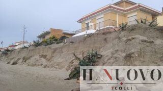Torvaianica, il mare si prende la spiaggia: l’erosione avanza e ora le case sono a rischio (FOTO)