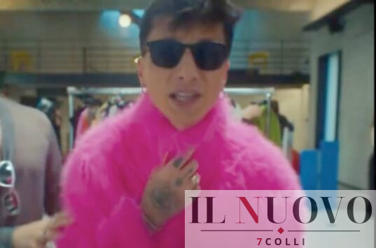 Ultimo nel suo video 'Acquario'