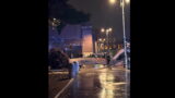 Allerta meteo a Roma: città in tilt tra strade allagate, grosso albero caduto vicino al Colosseo e ferrovie sospese