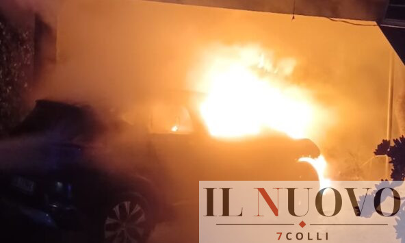 ardea auto a fuoco