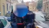 Roma, rapinano due uomini a coltellate all’Esquilino, poi li inseguono perché il bottino è troppo poco: 5 arresti (VIDEO)
