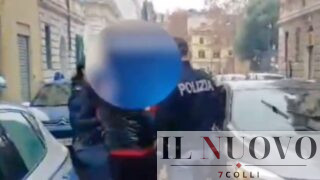 Roma, rapinano due uomini a coltellate all’Esquilino, poi li inseguono perché il bottino è troppo poco: 5 arresti (VIDEO)