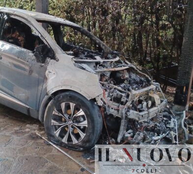 macchina distrutta dall'incendio